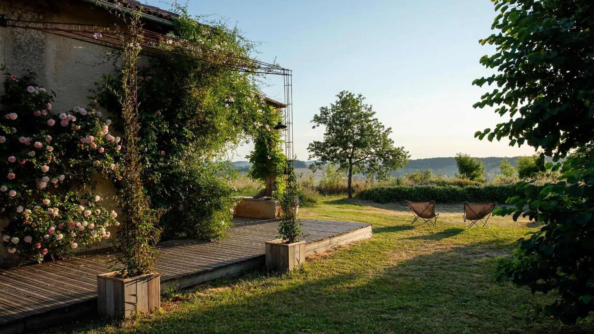 Beautiful Chartreuse With Swimming Pool location