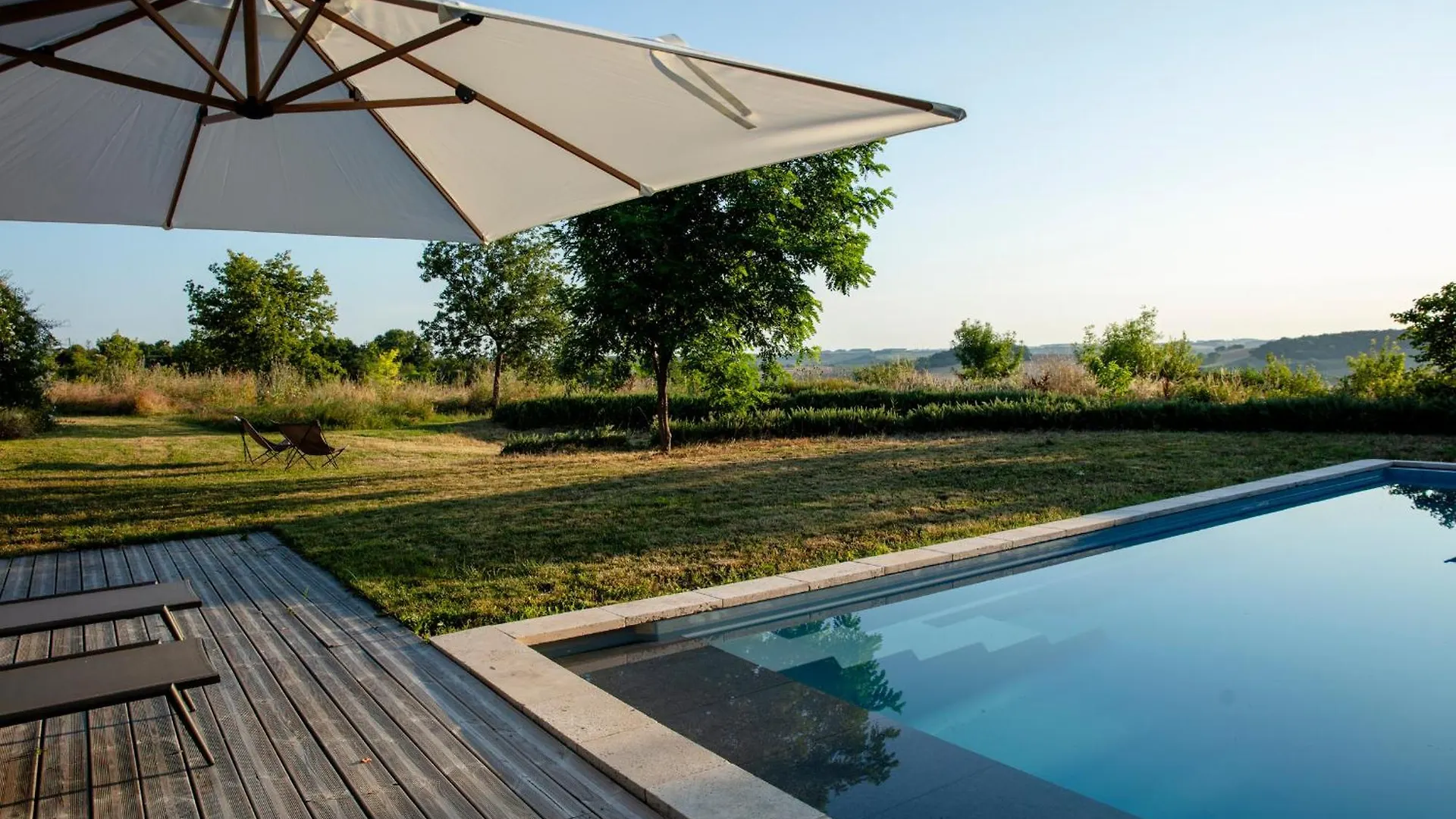 Beautiful Chartreuse With Swimming Pool Villa Jegun